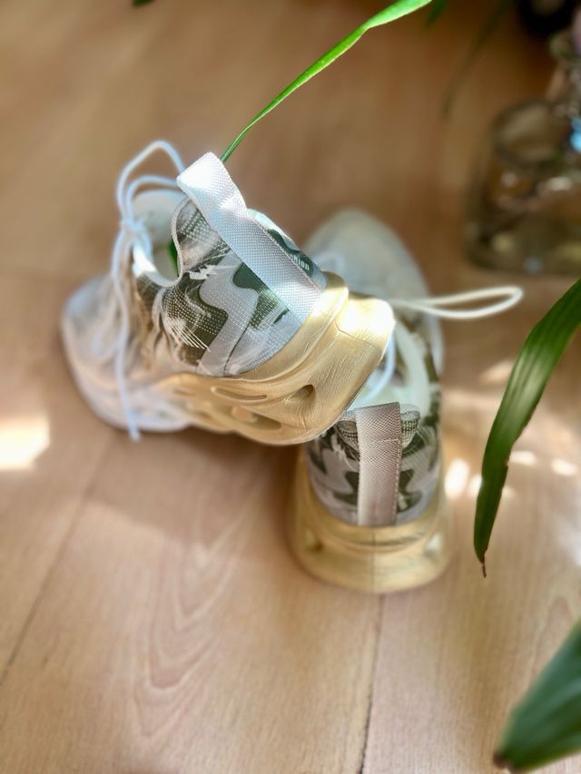 Zapatillas deportivas doradas y blancas No 40