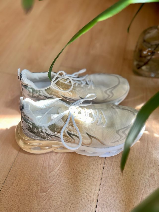 Zapatillas deportivas doradas y blancas No 40