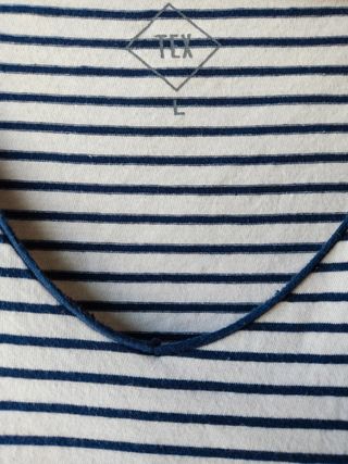 Camiseta de algodón cuello en pico con rayas azul
