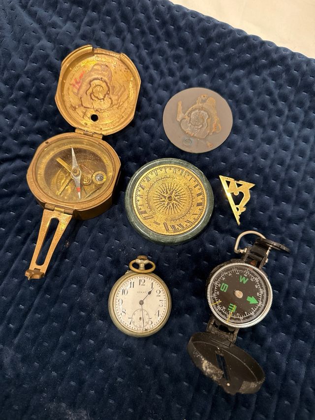 Brújulas antiguas y reloj de bolsillo