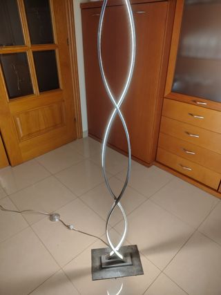 Lámpara LED pie - diseño moderno