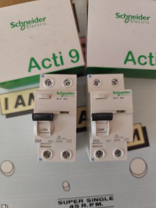 2 Interruptores Diferenciales Schneider 25A