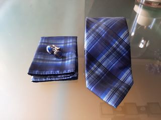 Corbata y pañuelo azul marino