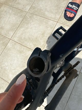 BMX negra con llantas doradas