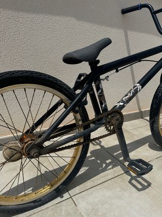 BMX negra con llantas doradas