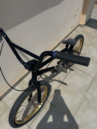 BMX negra con llantas doradas
