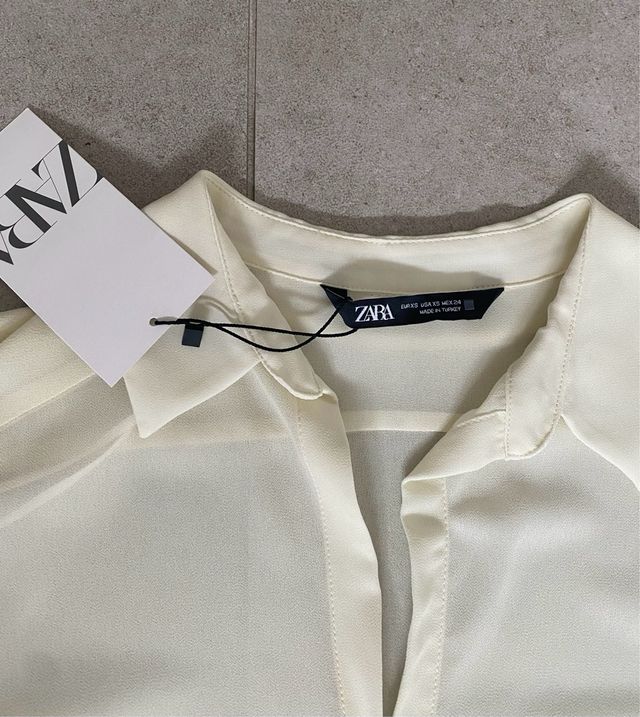 Blusa de Zara blanca semitransparente. Talla XS