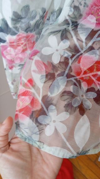 Blusa floral transparente con lazo
