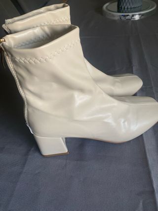 Botas beige tacón bajo