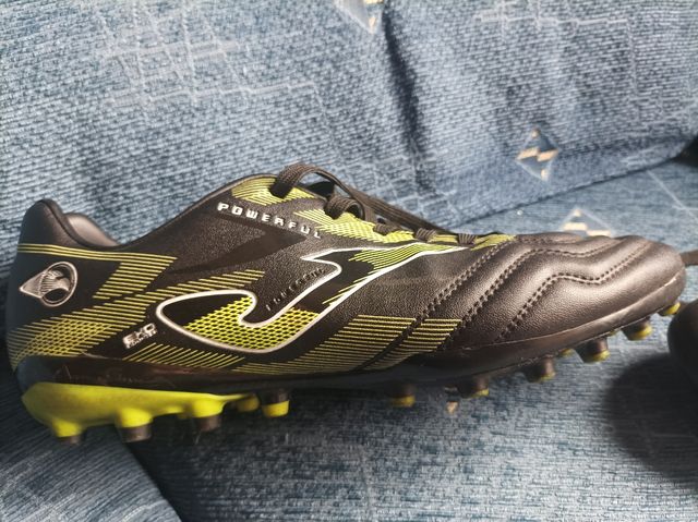 Botas fútbol Joma.