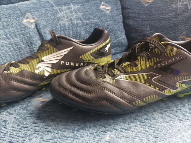 Botas fútbol Joma.