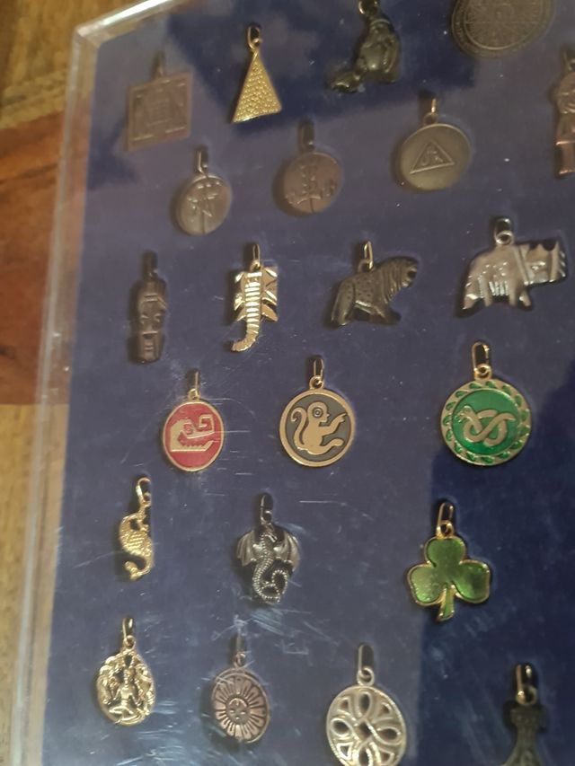 Amuletos: 50 piezas,