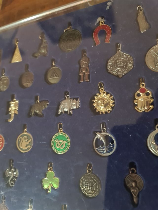 Amuletos: 50 piezas,