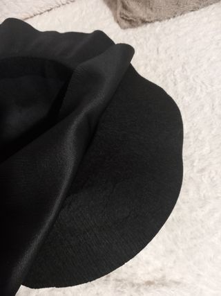 Sombrero negro con cadena y lazo