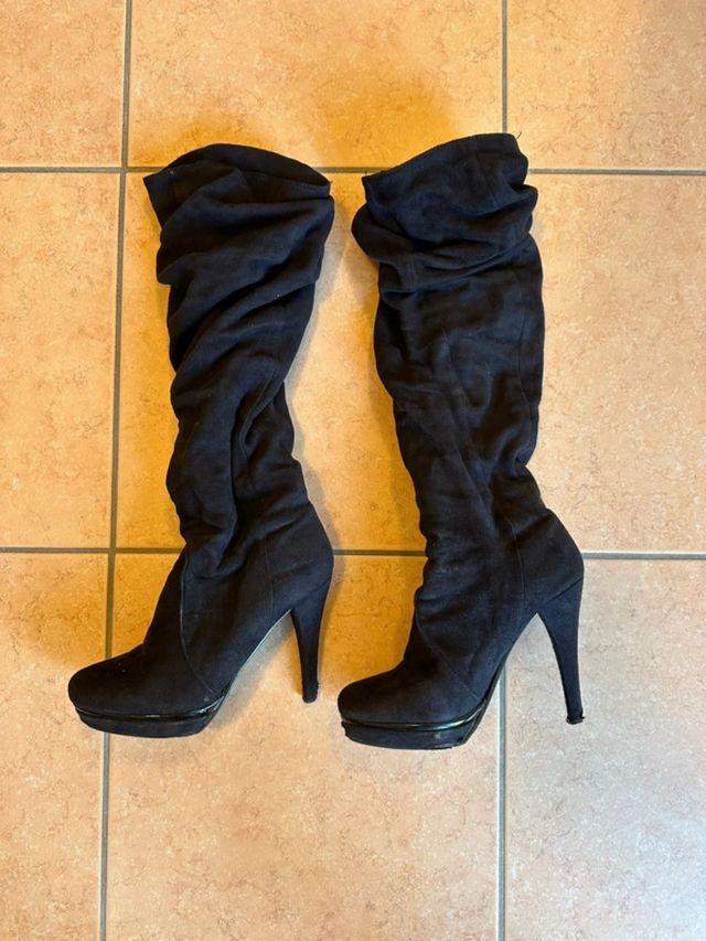 Stivali alti neri con tacco