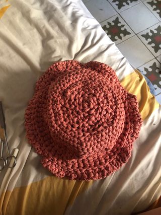 Sombrero crochet rosa coral