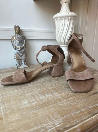 Sandalias ante beige, tacón bajo