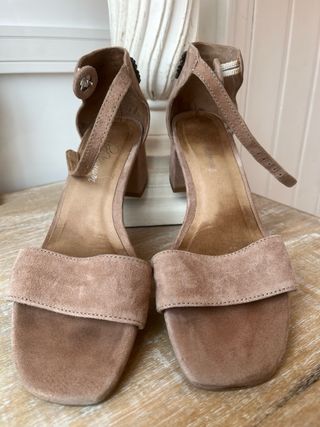 Sandalias ante beige, tacón bajo