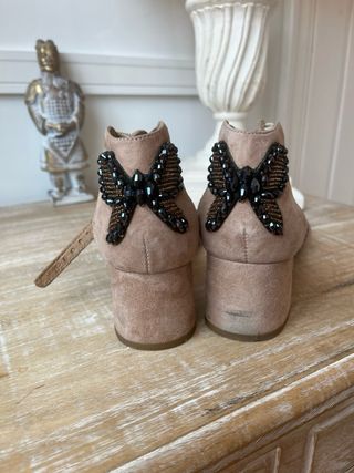 Sandalias ante beige, tacón bajo