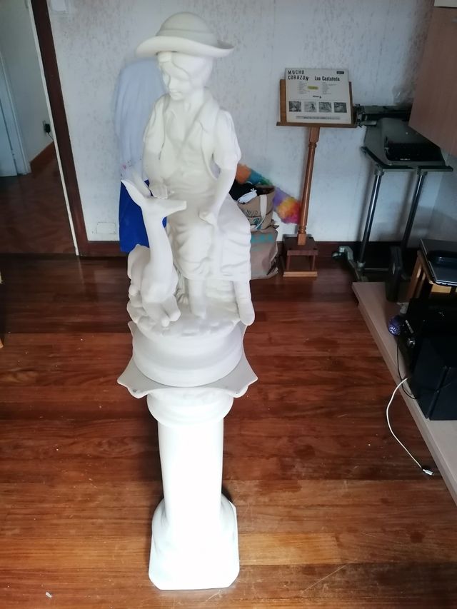 Escultura niño con columna