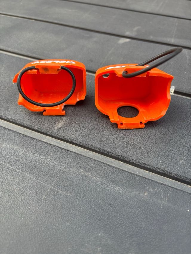 Protectores bomba freno KTM