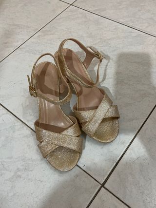Tacones dorados verano