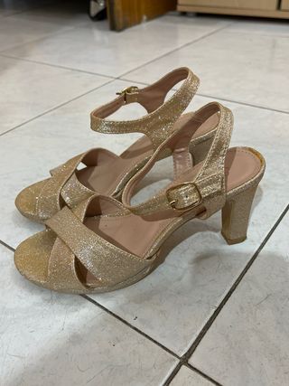 Tacones dorados verano