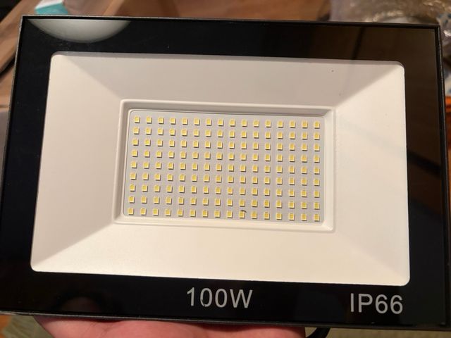 NUOVO faretto LED da 100W — Ideale per uso esterno