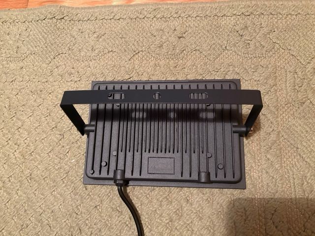 NUOVO faretto LED da 100W — Ideale per uso esterno