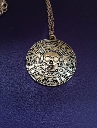 Medallón pirata dorado