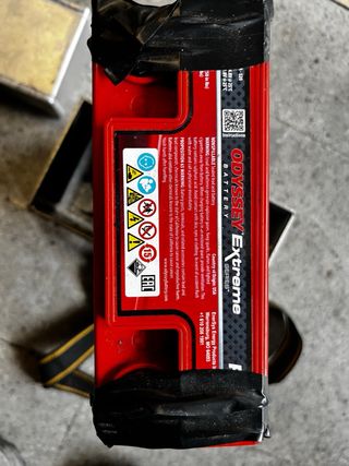 Caja metálica porta baterías + batería