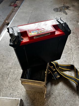 Caja metálica porta baterías + batería