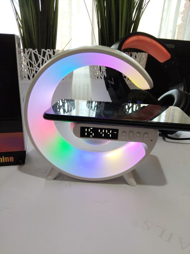 Lampara con reloj y bluetooth en forma de G