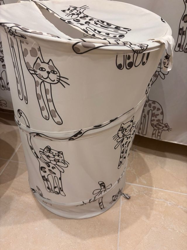 Cortina de baño gatos y cubo ropa a juego