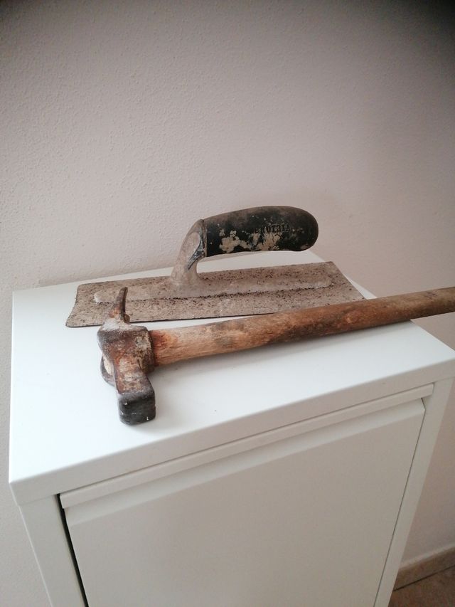 2 attrezzi antichi.. L'etichetta con UPS, BRT