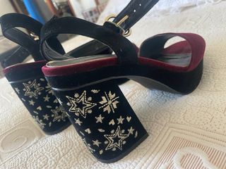 Tacones Mustang negros y burdeos