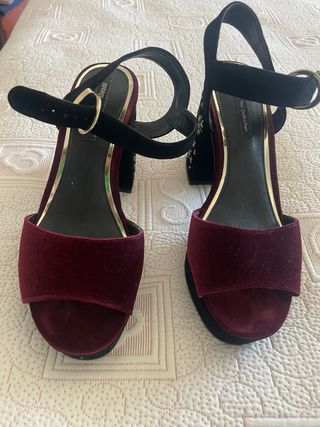 Tacones Mustang negros y burdeos