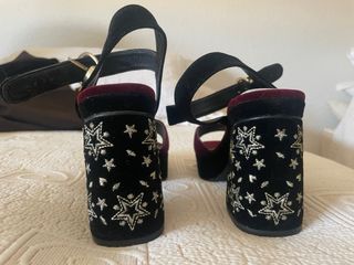 Tacones Mustang negros y burdeos