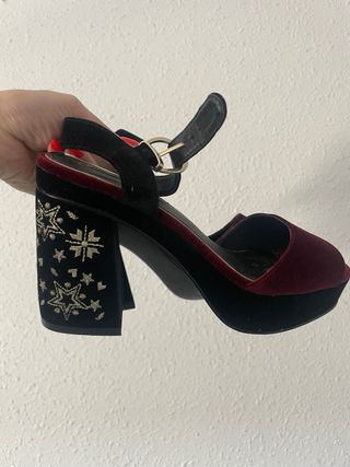 Tacones Mustang negros y burdeos