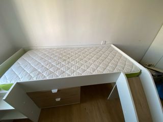 Cama con tobogán infantil