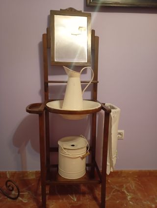 Lavabo antiguo de madera con espejo