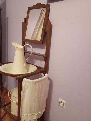 Lavabo antiguo de madera con espejo