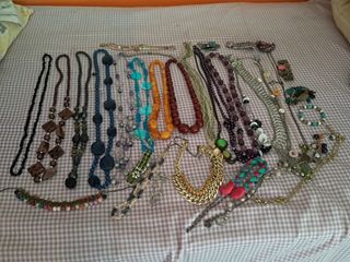 30+ piezas bisutería multicolor. Se hacen envíos