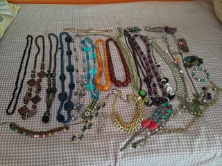 30+ piezas bisutería multicolor. Se hacen envíos