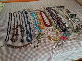 30+ piezas bisutería multicolor. Se hacen envíos