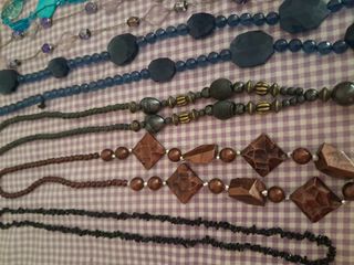 30+ piezas bisutería multicolor. Se hacen envíos