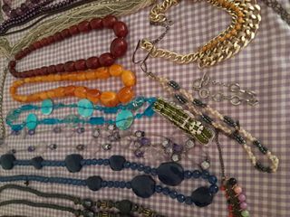 30+ piezas bisutería multicolor. Se hacen envíos