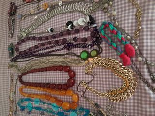 30+ piezas bisutería multicolor. Se hacen envíos