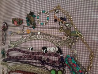 30+ piezas bisutería multicolor. Se hacen envíos