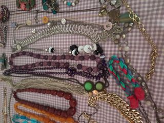 30+ piezas bisutería multicolor. Se hacen envíos